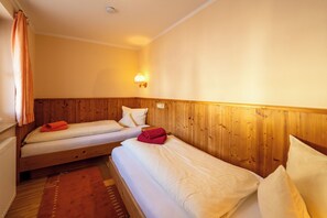 (11)Drei-Raum-Ferienwohnung,49qm, 2-4 Personen, 2 Extra-Schlafzimmer, Küche, Balkon-Kleines Schlafzimmer 11