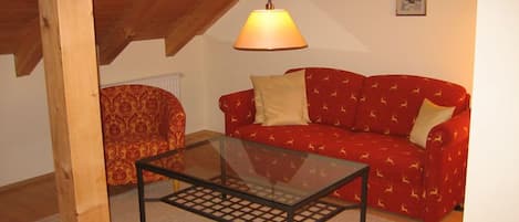3-Zimmer-Ferienwohnung, 65 qm im 2. Obergeschoss mit zwei Schlafzimmer und Balkon-2OG-Sitzgruppe