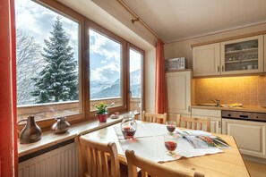 Berggasthaus Steinberg-Alm inkl. Chiemgaukarte (DE Ruhpolding) - Haßlberger Franz - 2126-FeWo Sophia Küchenzeile u. Essplatz