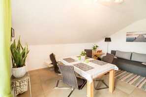 Ferienwohnung Eiche 64 qm mit Balkon-Essecke mit Schlafsofa