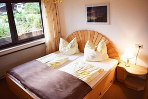 Ferienwohnung Zirbelstube 50 qm, 1 Schlafz.,1 Wohnschlafz., Terr., WLAN, max 4 P-Schlafzimmer Whg. "Zirbelstube"