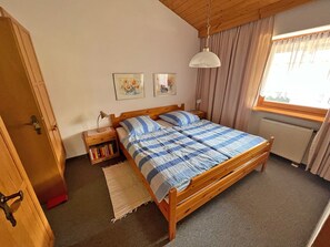 Ferienwohnung 1 - 52 qm, 1 extra Schlafzimmer. Max. 4 Pers. OG mit Balkon, Parkplatz-Schlafzimmer