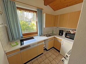 Ferienwohnung 1 - 52 qm, 1 extra Schlafzimmer. Max. 4 Pers. OG mit Balkon, Parkplatz-Küche