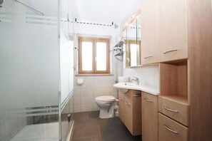 Ferienwohnung Staufen bis 4 Personen, 2 SZ, Balkon mit Bergblick, 50 qm-Dusche und WC