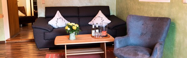 Ferienwohnung Edelweiß, 2 Personen, 57 qm, W-LAN, TV, Terrasse, Nichtraucher-Wohnzimmer mit Couch