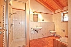 Ferienwohnung Kampenwandblick 74qm, sep. Schlafzimmer, Balkon, separater Eingang-Badezimmer Dusche/WC