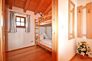 Ferienwohnung Kampenwandblick 74qm, sep. Schlafzimmer, Balkon, separater Eingang-Schlafzimmer mit Etagenbett