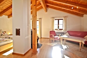 Ferienwohnung Kampenwandblick 74qm, sep. Schlafzimmer, Balkon, separater Eingang-Wohn- und Schlafraum