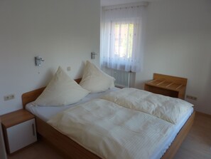 Lavendel-Apartment für 4 Personen, 2 separate Schlafzimmer, Balkon, 65 m²-1. Schlafzimmer