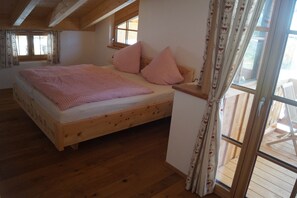 Ferienwohnung Schober Alm mit 2 Schlafzimmer, 2. Stock, Balkon, 66 qm-Schlafzimmer 1