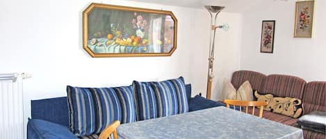 Ferienwohnung Jennerwein 55 qm separates Schlafzimmer und Balkon-Wohnraum mit offener Küchenzeile