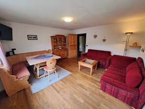 Ferienwohnung für 1-4 Personen-Wohn-und Esszimmer