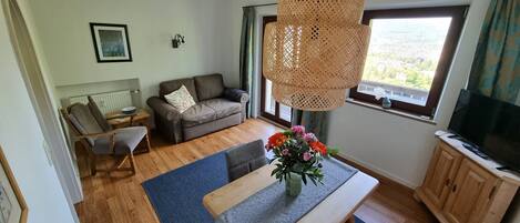 Ferienwohnung "Bergblick", 50qm, 1 Schlafzimmer, Balkon mit Bergblick-Wohnzimmer