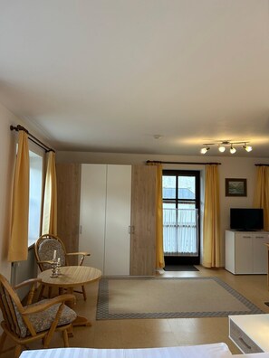 gemütliche Ferienwohnung für 1-2 Personen mit Balkon (Wohnung 3)-Wohnzimmer