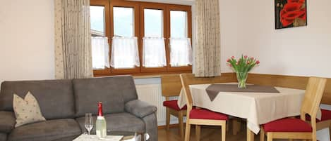 Ferienwohnung Kehlstein, 2 bis 4 Personen, 53 qm-Wohnzimmer Kehlstein