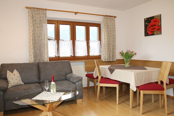 Ferienwohnung Kehlstein, 2 bis 4 Personen, 53 qm-Wohnzimmer Kehlstein