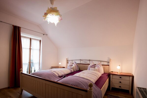 Ferienwohnung Bauernhaus, 58 qm, 2 Schlafzimmer, Balkon und WLAN-Schlafzimmer "Bauernhaus"