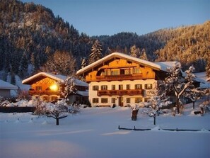 Stoibhof Familie Klauser (DE Reit im Winkl) - Klauser Andrea und Stefan - 8692-Haus Abendstimmung