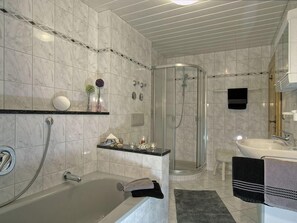 Ferienwohnung Watzmann, 2-4 Personen, 55 qm, Balkon mit Bergblick-exklusives Bad mit Badewanne