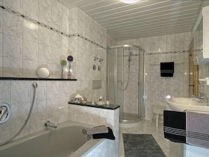 Ferienwohnung Watzmann, 2-4 Personen, 55 qm, Balkon mit Bergblick-exklusives Bad mit Badewanne