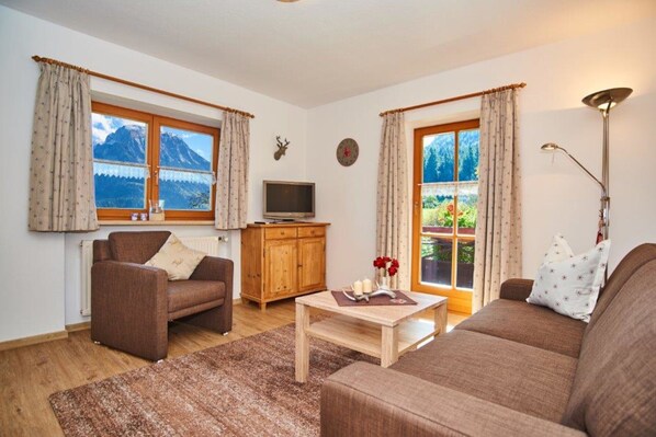 Ferienwohnung Watzmann, 2-4 Personen, 55 qm, Balkon mit Bergblick-Wohnzimmer mit Schrankbett