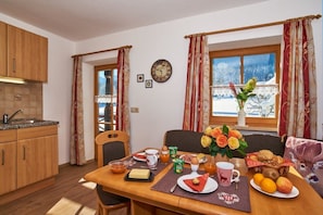 Ferienwohnung Watzmann, 2-4 Personen, 55 qm, Balkon mit Bergblick-Küche mit Küchenzeile