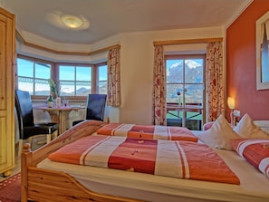 Ferienwohnung Watzmann, 2-4 Personen, 55 qm, Balkon mit Bergblick-Schlafzimmer mit Erker