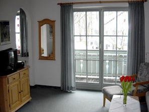 2-Zimmer-Ferienwohnung, 46 qm mit Balkon-Wohnzimmer mit Balkon
