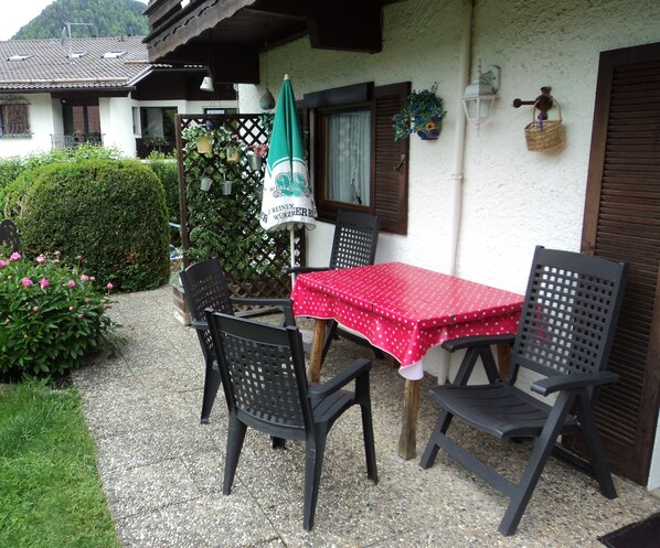 Ferienwohnung 82qm, Terr., Küche, 2 Schlafzimmer, 1 Wohnschlafzimmer, WLAN, 6 P.-Terrasse Eßgruppe