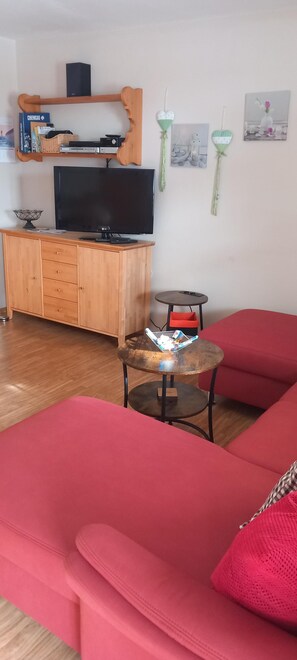 Ferienwohnung 65qm, Balkon, Küche, 2 Schlafzimmer, 1 Wohnzimmer, WLAN, 4 Personen-Wohnzimmer