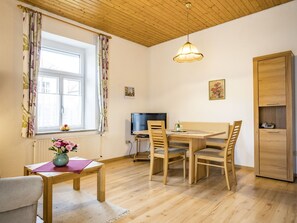 Wohnung LISTSEE: Zwei-Zimmer-Wohnung für 1-2 Personen mit glasüberdachtem Balkon-Essbereich