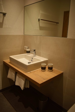 Ferienwohnung Rauschberg 56 qm, Balkon, Kochnische, 2 Schlafzimmer, WLAN, 4 Pers-Badezimmer