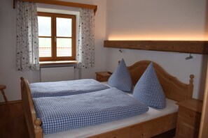 Ferienwohnung Rauschberg 56 qm, Balkon, Kochnische, 2 Schlafzimmer, WLAN, 4 Pers-Schlafzimmer