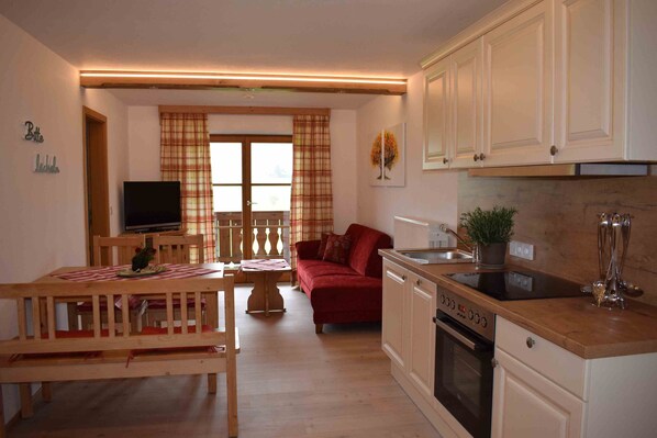 Ferienwohnung Rauschberg 56 qm, Balkon, Kochnische, 2 Schlafzimmer, WLAN, 4 Pers-Wohnküche