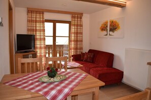 Ferienwohnung Rauschberg 56 qm, Balkon, Kochnische, 2 Schlafzimmer, WLAN, 4 Pers-Wohnbereich