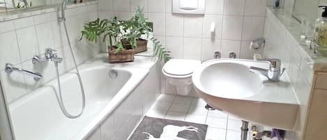 Ferienwohnung 75 qm zwei Schlafzimmer und Ostbalkon-Badezimmer Dusch-Badewanne/WC