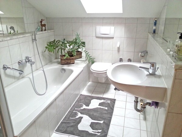 Ferienwohnung 75 qm zwei Schlafzimmer und Ostbalkon-Badezimmer Dusch-Badewanne/WC