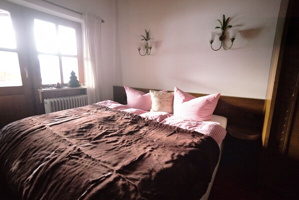 Kleines Dachgeschoß-Apartment mit Süd-Balkon und Bergblick-Wohn-Schlafraum mit Doppelbett und Sitzecke