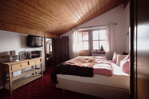 Kleines Dachgeschoß-Apartment mit Süd-Balkon und Bergblick-Wohn-Schlafraum mit Doppelbett und Sitzecke