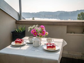 Loggia, 42 qm Dachgeschoss, Wohn-/Schlafraum kombiniert-Gedeckter Tisch