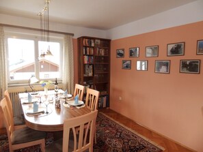 Ferienwohnung ~ 98 qm, 2-4 Personen, 2 Schlafzimmer, Balkon-Wohnzimmer, Info- und Büchereck