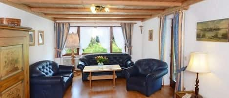 Fewo Rauschberg 100 qm, Südterr., Küche, 2 Schlaf- und 1 Wohnschlafzimmer, WLAN-hochwertiges Wohnzimmer, in dem man sich wohlfühlt