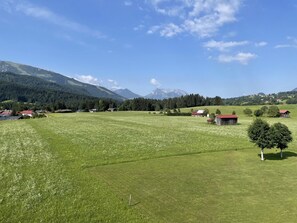 Ferienwohnung Kaiserblick, mit Wohnküche und Balkon mit Bergblick-Blick vom Balkon