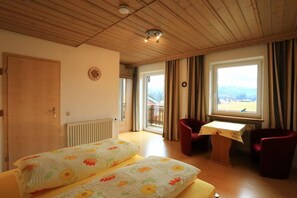 Ferienwohnung Kaiserblick, mit Wohnküche und Balkon mit Bergblick-Schlafzimmer