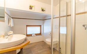 Wilder Kaiser Zwei-Raum-Ferienwohnung 55 qm-Wilder Kaiser - modernes Bad mit Flacheinstieg-Dusche