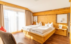 Wilder Kaiser Zwei-Raum-Ferienwohnung 55 qm-Wilder Kaiser - Schlafzimmer mit Komfortbetten, Kofferabstellraum, Südwestbalkon, Flachbild-TV und Bad en suite