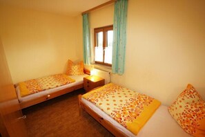 Ferienwohnung Zwiesel, 4 Personen + Kinderbett, 2 SZ, Balkon mit Bergblick, 50 qm-Kinderzimmer