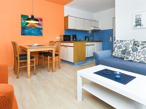 Wohnzimmer mit integriertem Küchenbereich