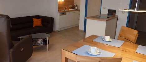 Narzissen-Apartment für 4 Personen, 2 separate Schlafzimmer, Balkon, 65 m²-Wohnküche