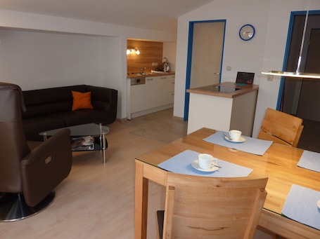 Narzissen-Apartment für 4 Personen, 2 separate Schlafzimmer, Balkon, 65 m²-Wohnküche